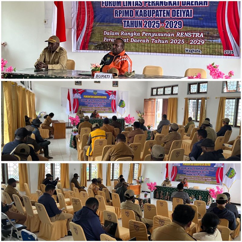 Asisten I, Simon Mote, S.STP, membacakan sambutan Bupati Deiyai, Melkianus Mote, ST, saat membuka Forum Lintas Perangkat Daerah untuk penyusunan RPJMD 2025-2029 di Waghete, Selasa (28/10/2025).