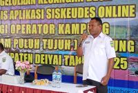 Kepala DPMK Kabupaten Deiyai, Dr. Ferdinant Pakage, M.AP., M.M., menyampaikan sambutan pada pembukaan Bimtek SISKEUDES Online di Aula SMA Negeri 1 Tigi Kabupaten Deiyai pada Rabu, 29/10/2025.