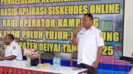 Kepala DPMK Kabupaten Deiyai, Dr. Ferdinant Pakage, M.AP., M.M., menyampaikan sambutan pada pembukaan Bimtek SISKEUDES Online di Aula SMA Negeri 1 Tigi Kabupaten Deiyai pada Rabu, 29/10/2025.