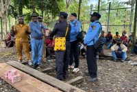 Asisten II Mesak Pakage, SE, secara simbolis menyerahkan bantuan dana sebesar Rp 650 Juta kepada perwakilan tokoh masyarakat Kampung Memowa, Rabu (29/10/2025).