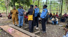 Asisten II Mesak Pakage, SE, secara simbolis menyerahkan bantuan dana sebesar Rp 650 Juta kepada perwakilan tokoh masyarakat Kampung Memowa, Rabu (29/10/2025).