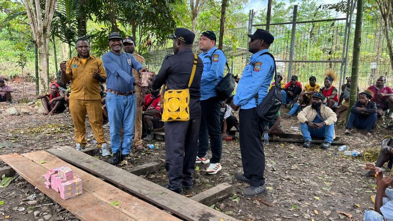 Asisten II Mesak Pakage, SE, secara simbolis menyerahkan bantuan dana sebesar Rp 650 Juta kepada perwakilan tokoh masyarakat Kampung Memowa, Rabu (29/10/2025).