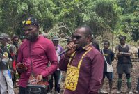 Bupati Deiyai Melkianus Mote, S.T. hari ini, 31/10/2025, memulai pembangunan gapura tapal batas kantor Distrik Persiapan Memoa dan kantor Desa di Sungai Dauwo, Distrik Bouwobado.