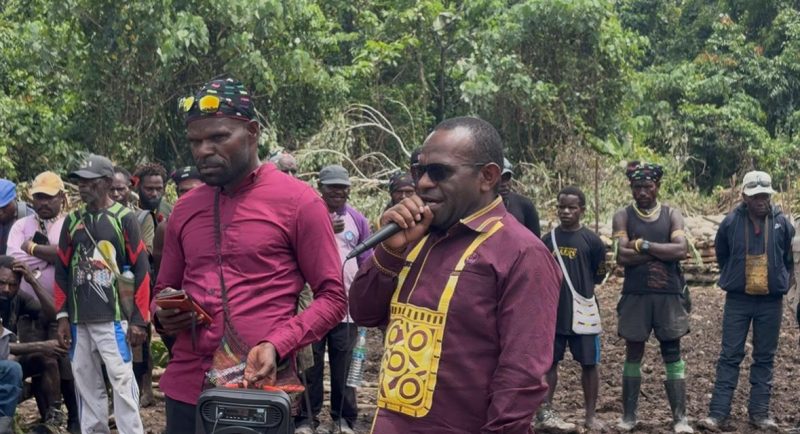 Bupati Deiyai Melkianus Mote, S.T. hari ini, 31/10/2025, memulai pembangunan gapura tapal batas kantor Distrik Persiapan Memoa dan kantor Desa di Sungai Dauwo, Distrik Bouwobado.