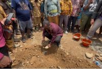 Bupati Deiyai Melkianus Mote, ST dikelilingi Masyarakat saat Meletakkan Batu Pertama untuk Gedung Kantor Distrik pada 31/10/2025. 