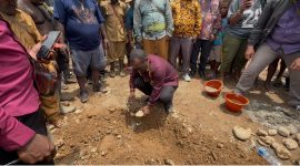 Bupati Deiyai Melkianus Mote, ST dikelilingi Masyarakat saat Meletakkan Batu Pertama untuk Gedung Kantor Distrik pada 31/10/2025. 