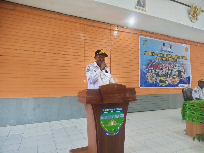 Asisten II Setda Kabupaten Deiyai Bidang Perekonomian dan Pembangunan, Mesak Pakage, S.Sos, membuka Pelatihan Petani dan Pelaku Agribisnis Ternak di Aula Sekwan (8/10).