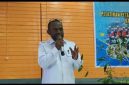 Bupati Deiyai, Melkianus Mote, saat memberikan pandangan umum kepada 20 Kelompok Tani di Aula Sekwan, Selasa (8/10/2025).