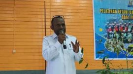 Bupati Deiyai, Melkianus Mote, saat memberikan pandangan umum kepada 20 Kelompok Tani di Aula Sekwan, Selasa (8/10/2025).