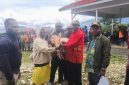 Mesak Pakage, S.Sos, mewakili Bupati Melkianus Mote, S.Sos, menyerahkan secara simbolis bantuan bibit babi kepada perwakilan peternak di Kantor Dinas Pertanian, 9/10/2025.