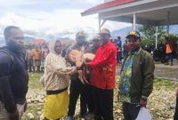 Mesak Pakage, S.Sos, mewakili Bupati Melkianus Mote, S.Sos, menyerahkan secara simbolis bantuan bibit babi kepada perwakilan peternak di Kantor Dinas Pertanian, 9/10/2025.