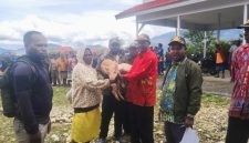 Mesak Pakage, S.Sos, mewakili Bupati Melkianus Mote, S.Sos, menyerahkan secara simbolis bantuan bibit babi kepada perwakilan peternak di Kantor Dinas Pertanian, 9/10/2025.