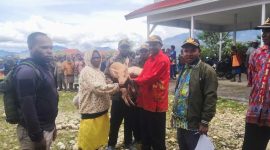 Mesak Pakage, S.Sos, mewakili Bupati Melkianus Mote, S.Sos, menyerahkan secara simbolis bantuan bibit babi kepada perwakilan peternak di Kantor Dinas Pertanian, 9/10/2025.