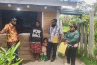 Kepala Dinas Perindag Deiyai, Burno Mote Adii, SE (tengah), bersama tim mendata dan memverifikasi langsung kondisi Kios OAP di lapangan (9/10/2025). 