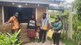 Kepala Dinas Perindag Deiyai, Burno Mote Adii, SE (tengah), bersama tim mendata dan memverifikasi langsung kondisi Kios OAP di lapangan (9/10/2025). 