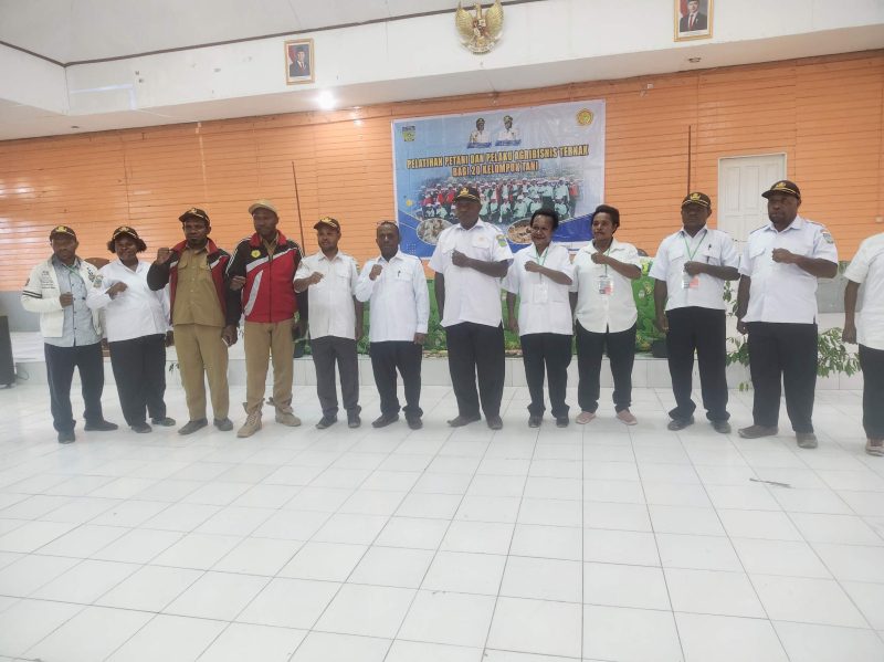 Bupati Deiyai Melkianus Mote, S.T, Kepala Dinas Pertanian Aleks Pigai, M.Pd, Sekretaris Pertanian Demianus Pigai, kepala bidang, dan staff di Aula Sekwan, 08/10/2025