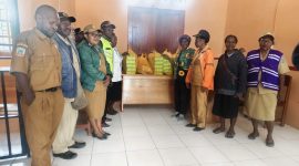 Para mama peserta pelatihan Dinas Perindag Deiyai saat menyerahkan hasil olahan kue buatan mereka di Kantor Sekretariat Daerah, Senin (13/10/2025).