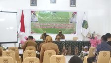 Wabup Ayub Pigome saat membuka Sosialisasi UU No. 1 Tahun 2024 tentang Pajak Daerah dan Retribusi Daerah di Aula Setda Deiyai, Selasa (14/10/2025).