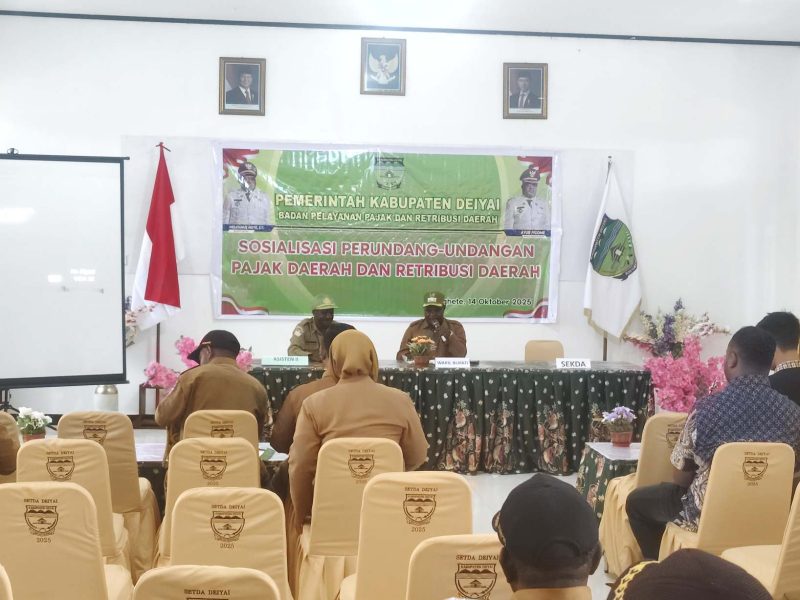 Wabup Ayub Pigome saat membuka Sosialisasi UU No. 1 Tahun 2024 tentang Pajak Daerah dan Retribusi Daerah di Aula Setda Deiyai, Selasa (14/10/2025).