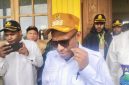Bupati Deiyai Melkianus Mote, S.T saat di wawancara di depan Ruang Pertemuan SMA Negeri 1 Deiyai, Papua Tengah. Rabu, 15/10/2025.