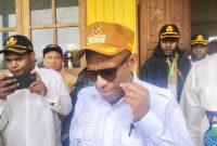 Bupati Deiyai Melkianus Mote, S.T saat di wawancara di depan Ruang Pertemuan SMA Negeri 1 Deiyai, Papua Tengah. Rabu, 15/10/2025.