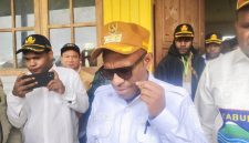 Bupati Deiyai Melkianus Mote, S.T saat di wawancara di depan Ruang Pertemuan SMA Negeri 1 Deiyai, Papua Tengah. Rabu, 15/10/2025.