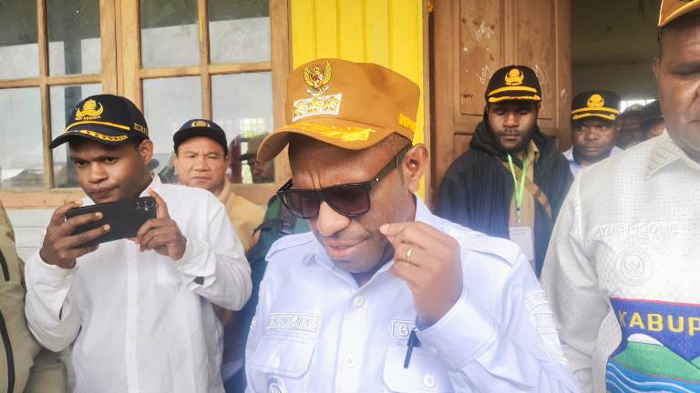 Bupati Deiyai Melkianus Mote, S.T saat di wawancara di depan Ruang Pertemuan SMA Negeri 1 Deiyai, Papua Tengah. Rabu, 15/10/2025.