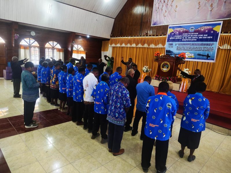 Pengurus PSW dan 28 Kepala Sekolah dan Pengelola Sekolah Wilayah YPPGI Kabupaten Deiyai resmi dilantik di Gereja Kingmi Antiokhia Waghete (15/10/2025).