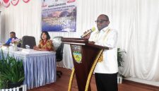 Bupati Deiyai Melkianus Mote, ST saat membuka kegiatan sosialisasi peraturan perundang-undangan tentang manajemen kepegawaian berbasis E-Kinerja dan PAK di Aula BKPSDM Deiyai, Kamis (16/10/2025).