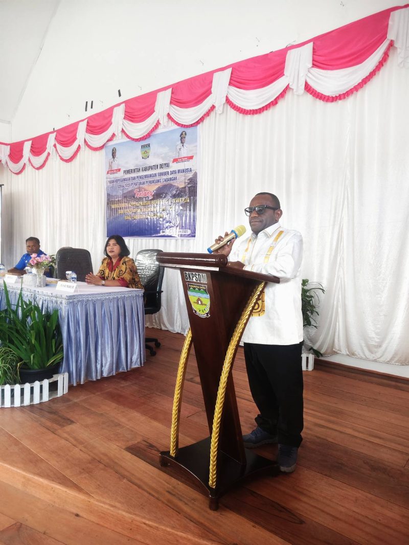 Bupati Deiyai Melkianus Mote, ST saat membuka kegiatan sosialisasi peraturan perundang-undangan tentang manajemen kepegawaian berbasis E-Kinerja dan PAK di Aula BKPSDM Deiyai, Kamis (16/10/2025).