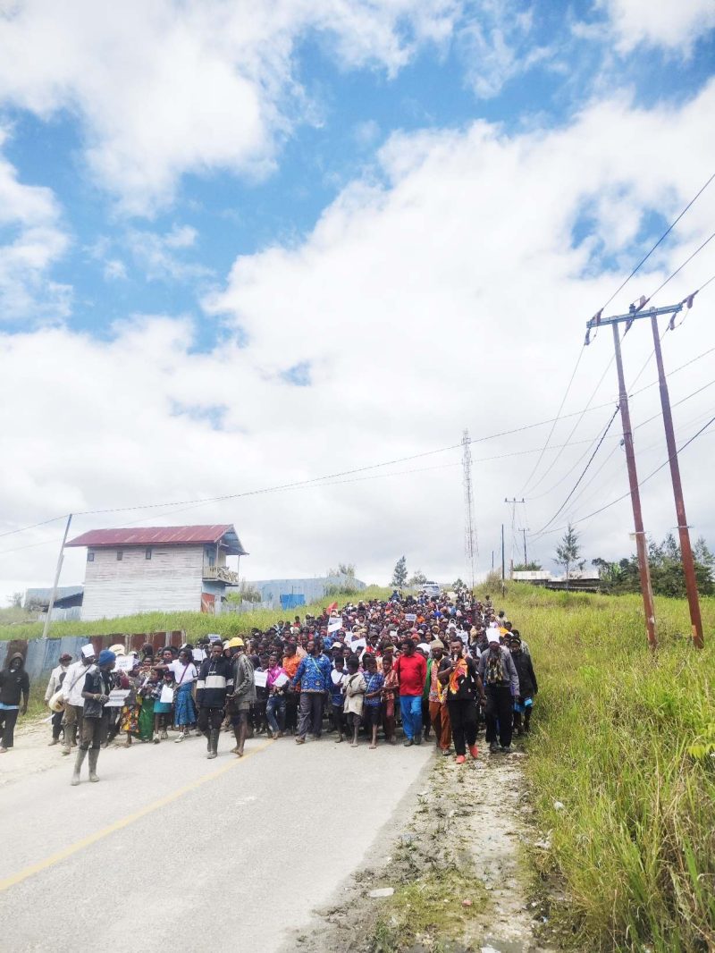 Ratusan Anak Sekolah Minggu Koordinator Deiyai Gereja Kingmi memegang papan bertuliskan cita-cita mereka saat Longmarch Pawai Damai di Kota Waghete, Jumat (17/10/2025).