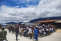 Ratusan anak dan remaja Persekutuan Anak Remaja (PAR) Koordinator Deiyai menggelar Longmarch Pawai Damai di Waghete (17/10/2025) memperingati Hari Anak Kingmi ke-10. 