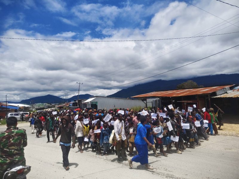 Ratusan anak dan remaja Persekutuan Anak Remaja (PAR) Koordinator Deiyai menggelar Longmarch Pawai Damai di Waghete (17/10/2025) memperingati Hari Anak Kingmi ke-10. 