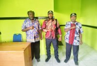 Sekretaris Dinas Kesehatan (Kanan) Wakil ketua III DPRK (Tengah) dan Anggota DPRK Deiyai di Ruang Kerja Sekdis Kesehatan pada Jumat, 24/10/2025. 