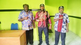 Sekretaris Dinas Kesehatan (Kanan) Wakil ketua III DPRK (Tengah) dan Anggota DPRK Deiyai di Ruang Kerja Sekdis Kesehatan pada Jumat, 24/10/2025. 