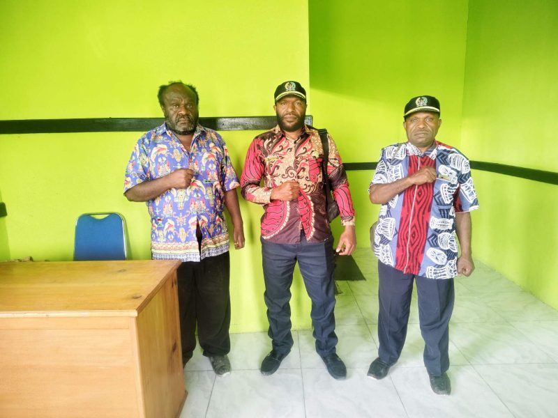 Sekretaris Dinas Kesehatan (Kanan) Wakil ketua III DPRK (Tengah) dan Anggota DPRK Deiyai di Ruang Kerja Sekdis Kesehatan pada Jumat, 24/10/2025. 