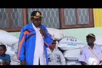 Marius Pakage Saat memberikan sambutan sebelum pembagian Pakan dan Benih ikan pada 29/10/2025.