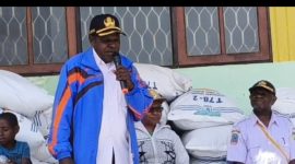 Marius Pakage Saat memberikan sambutan sebelum pembagian Pakan dan Benih ikan pada 29/10/2025. 