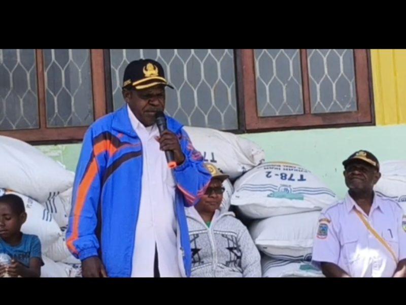 Marius Pakage Saat memberikan sambutan sebelum pembagian Pakan dan Benih ikan pada 29/10/2025. 