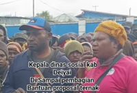 Kepala Dinas Sosial Deiyai, Yulita Mote, saat menyampaikan harapannya agar bantuan dana dapat digunakan secara maksimal untuk pengembangan usaha, demi penguatan ekonomi keluarga.