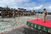 Asisten I Simon Mote, S.STP, saat memberikan amanat dalam Apel Gabungan ASN, CPNS, dan Tenaga Kontrak di lingkungan Pemkab Deiyai, Senin (20/10/2025).
