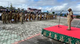 Asisten I Simon Mote, S.STP, saat memberikan amanat dalam Apel Gabungan ASN, CPNS, dan Tenaga Kontrak di lingkungan Pemkab Deiyai, Senin (20/10/2025).