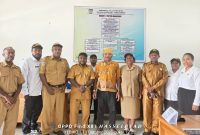 Titus Pekei penggagas Noken, Kabag Hukum Yehezkiel B. Kotouki, M.HUM staff dan Tenaga Kontrak di Ruang Kerja. Senin, 13/10/2025.