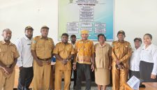 Titus Pekei penggagas Noken, Kabag Hukum Yehezkiel B. Kotouki, M.HUM staff dan Tenaga Kontrak di Ruang Kerja. Senin, 13/10/2025.