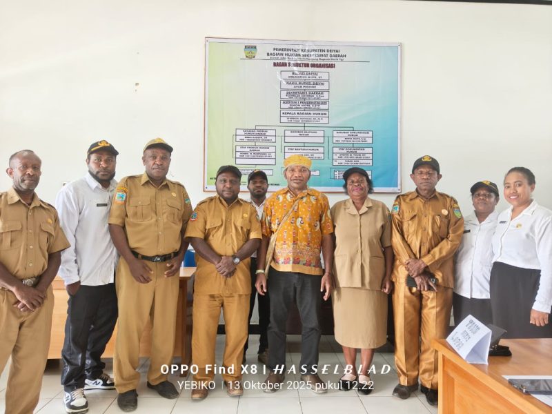 Titus Pekei penggagas Noken, Kabag Hukum Yehezkiel B. Kotouki, M.HUM staff dan Tenaga Kontrak di Ruang Kerja. Senin, 13/10/2025.