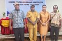 Yeheskiel Kotouki (Kabag Hukum Setda Deiyai, kiri) dan Yoseph Badii (Kabag Ortal Setda Deiyai, kanan) berpartisipasi dalam 
