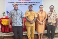 Yeheskiel Kotouki (Kabag Hukum Setda Deiyai, kiri) dan Yoseph Badii (Kabag Ortal Setda Deiyai, kanan) berpartisipasi dalam 