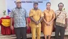 Yeheskiel Kotouki (Kabag Hukum Setda Deiyai, kiri) dan Yoseph Badii (Kabag Ortal Setda Deiyai, kanan) berpartisipasi dalam 