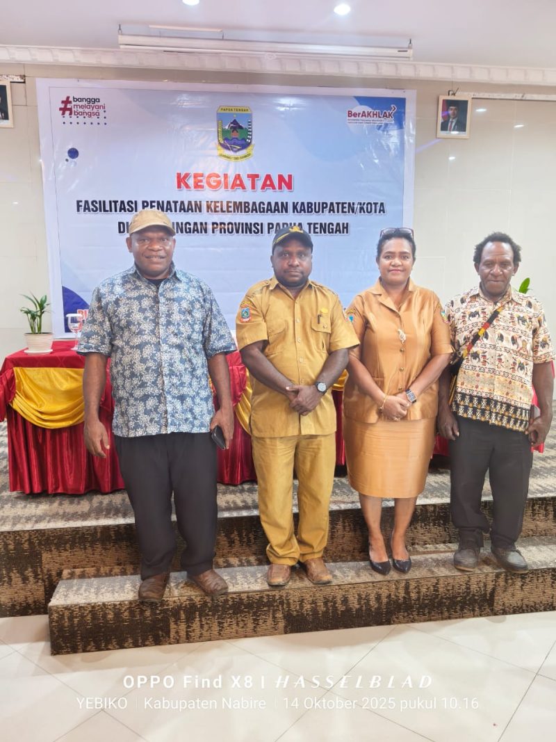 Yeheskiel Kotouki (Kabag Hukum Setda Deiyai, kiri) dan Yoseph Badii (Kabag Ortal Setda Deiyai, kanan) berpartisipasi dalam 