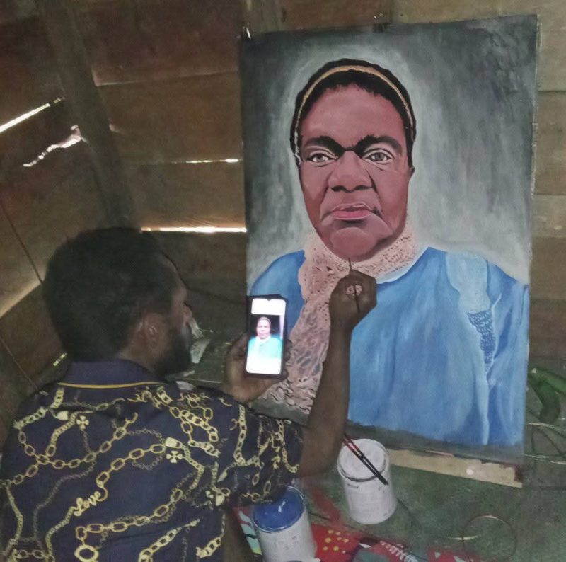 Derion Adii sedang Melukis Wajah Kepala Dinas Sosial Ibu Yulita Mote, S.Si